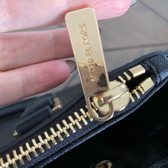 Micheal Kors Cross body - Picture 6 of 9